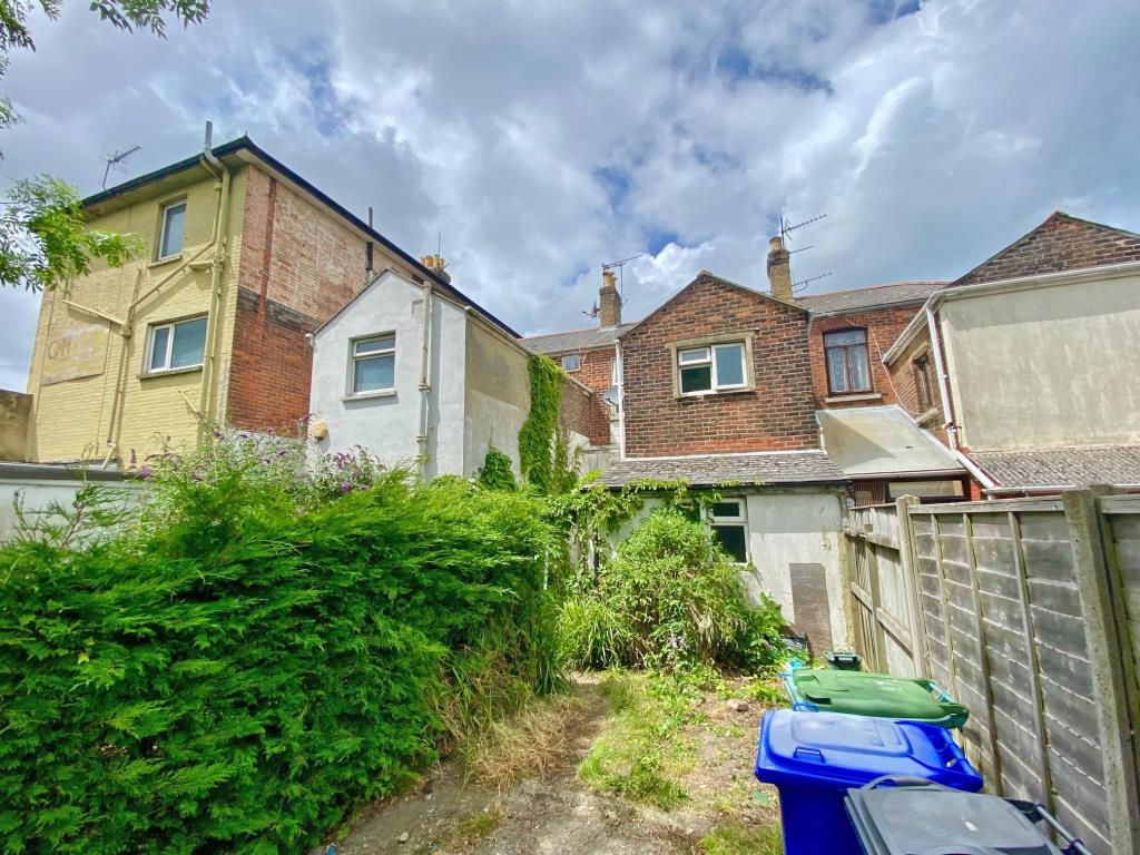 Lot: 35 - TWO FREEHOLD COTTAGES AND A FORMER CONVENIENCE STORE WITH POTENTIAL -